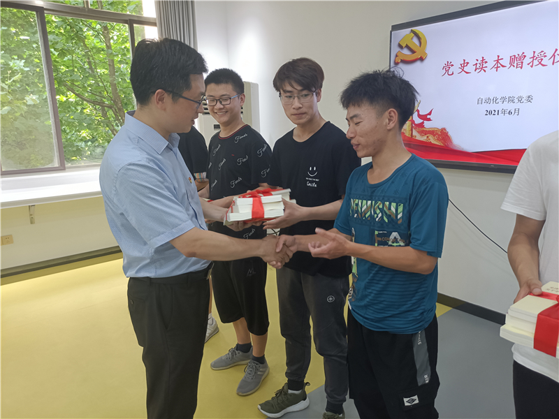 举办“六个一”活动，为新党员开学习小灶